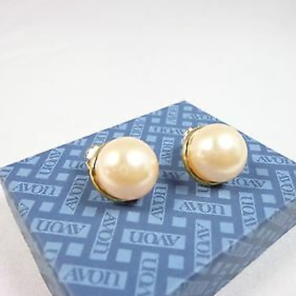 Avon vintage pearl earrings